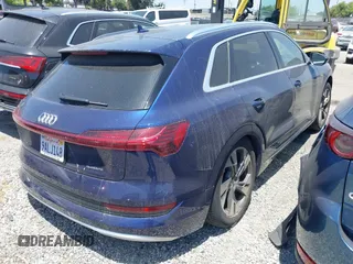 2022 Audi e-tron Premium z VIN WA1AAAGE4NB020119, wystawiony jako IAAI lot #41830433 z przebiegiem 27 591 mil mil oraz . Historia ofert i sprzedaży dostępna na DreamBid. Obrazek 4.