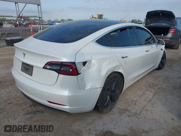 2020 Tesla Model 3 Standard Range Plus z VIN 5YJ3E1EA1LF660611, wystawiony jako IAAI lot #41856495 z przebiegiem 141 086 mil mil oraz . Historia ofert i sprzedaży dostępna na DreamBid. Obrazek 4.