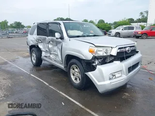 2011 Toyota 4Runner SR5 z VIN JTEZU5JR3B5014868, wystawiony jako IAAI lot #42286507 z przebiegiem Nie podano mil oraz . Historia ofert i sprzedaży dostępna na DreamBid. Obrazek 1.