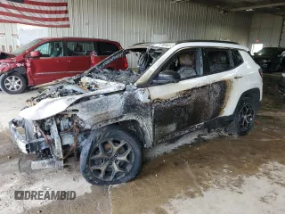 2024 Jeep Compass Latitude z VIN 3C4NJDBN8RT607198, wystawiony jako Copart lot #60612745 z przebiegiem Nie podano mil oraz Nie do naprawy • Non repairable. Historia ofert i sprzedaży dostępna na DreamBid. Obrazek 1.