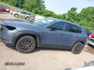 2024 Mazda CX-50 S Premium z VIN 7MMVABDM7RN231991, wystawiony jako IAAI lot #42481427 z przebiegiem 7 843 mil mil oraz . Historia ofert i sprzedaży dostępna na DreamBid. Obrazek 15.