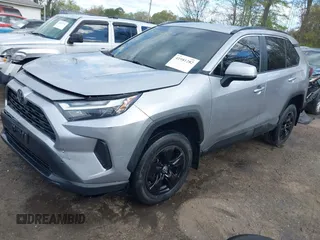 2022 Toyota RAV4 XLE z VIN 2T3P1RFV2NC316877, wystawiony jako IAAI lot #41981282 z przebiegiem 42 955 mil mil oraz . Historia ofert i sprzedaży dostępna na DreamBid. Obrazek 18.