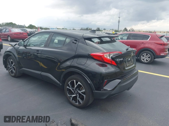 2021 Toyota C-HR LE z VIN NMTKHMBX3MR127202, wystawiony jako IAAI lot #42188312 z przebiegiem 54 029 mil mil oraz . Historia ofert i sprzedaży dostępna na DreamBid. Obrazek 3.