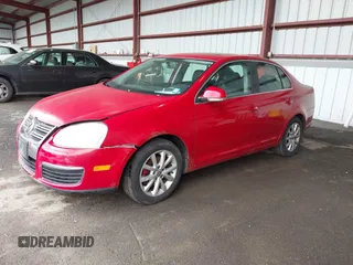 2010 Volkswagen Jetta SE z VIN 3VWRZ7AJ9AM035046, wystawiony jako IAAI lot #42448683 z przebiegiem 134 607 mil mil oraz . Historia ofert i sprzedaży dostępna na DreamBid. Obrazek 2.