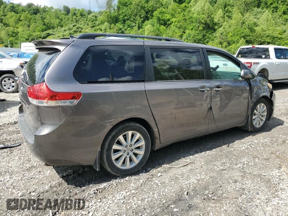 2011 Toyota Sienna XLE z VIN 5TDDK3DCXBS014134, wystawiony jako Copart lot #55124725 z przebiegiem 193 629 mil mil oraz Szkoda całkowita • Salvage title. Historia ofert i sprzedaży dostępna na DreamBid. Obrazek 3.