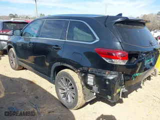2019 Toyota Highlander SE with VIN 5TDJZRFH1KS603437, listed as a IAAI auction lot 41748341 with 67,814 mi miles. Bid and sale history available at carsss.com. Image 3.