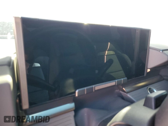 2024 GMC Hummer EV 3X z VIN 1GKB0RDC4RU103837, wystawiony jako Copart lot #76064674 z przebiegiem Nie podano mil oraz Nie do naprawy. Historia ofert i sprzedaży dostępna na DreamBid. Obrazek 9.