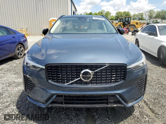 2024 Volvo XC60 Plus Dark Theme z VIN YV4L12RL7R1928699, wystawiony jako Copart lot #56486195 z przebiegiem Nie podano mil oraz Nie do naprawy • Non repairable. Historia ofert i sprzedaży dostępna na DreamBid. Obrazek 5.