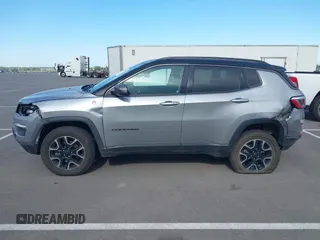 2019 Jeep Compass Trailhawk z VIN 3C4NJDDB6KT722424, wystawiony jako IAAI lot #42270528 z przebiegiem 98 007 mil mil oraz . Historia ofert i sprzedaży dostępna na DreamBid. Obrazek 14.