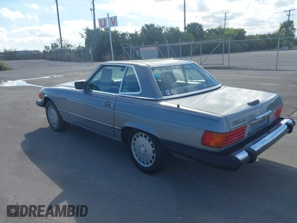1988 Mercedes-Benz 560 SL with VIN WDBBA48D0JA088479, listed as a IAAI auction lot 41272731 with 91,858 mi miles and . Bid and sale history available at DreamBid. Image 3.