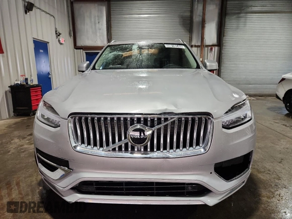 2025 Volvo XC90 Core z VIN YV4M12PJ9S1335325, wystawiony jako Copart lot #59616245 z przebiegiem 13 776 mil mil oraz Czysty tytuł • Clean title. Historia ofert i sprzedaży dostępna na DreamBid. Obrazek 5.