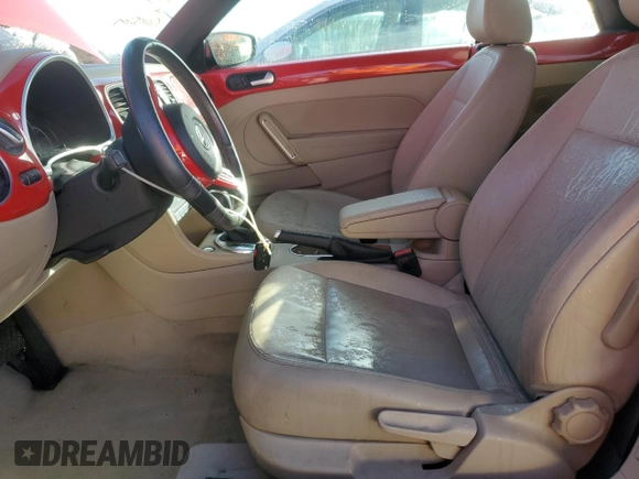 2014 Volkswagen Beetle 1.8T w/Premium z VIN 3VW517AT9EM819966, wystawiony jako Copart lot #76990014 z przebiegiem Nie podano mil oraz Nie do naprawy • Non repairable. Historia ofert i sprzedaży dostępna na DreamBid. Obrazek 7.