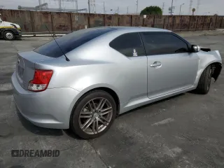 2013 Scion tC z VIN JTKJF5C70D3045008, wystawiony jako Copart lot #58628614 z przebiegiem 130 739 mil mil oraz Szkody całkowita. Historia ofert i sprzedaży dostępna na DreamBid. Obrazek 3.