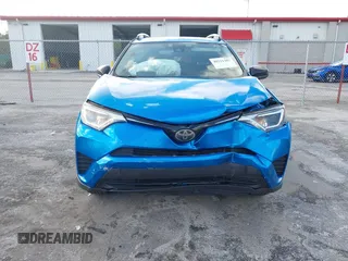 2017 Toyota RAV4 LE z VIN JTMZFREV4HJ112174, wystawiony jako IAAI lot #40311487 z przebiegiem 94 082 mil mil oraz . Historia ofert i sprzedaży dostępna na DreamBid. Obrazek 6.