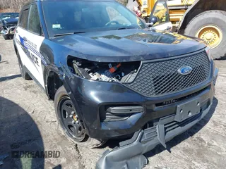 2022 Ford Police Interceptor Utility z VIN 1FM5K8AW4NNA02325, wystawiony jako IAAI lot #41584597 z przebiegiem 24 349 mil mil oraz . Historia ofert i sprzedaży dostępna na DreamBid. Obrazek 6.