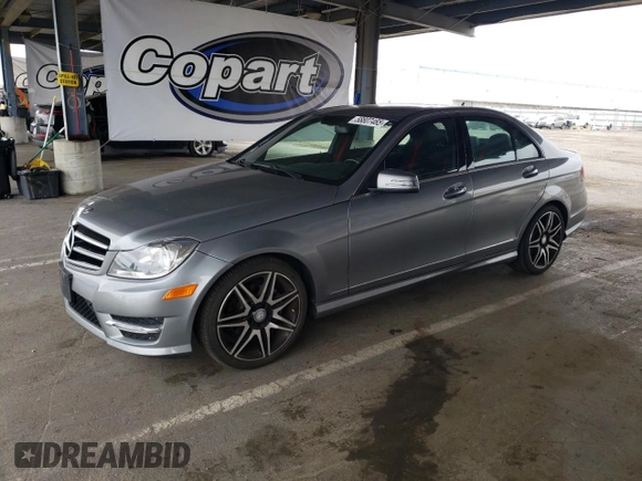 2014 Mercedes-Benz C 250 Sport z VIN WDDGF4HB8EG217004, wystawiony jako Copart lot #58807465 z przebiegiem 81 687 mil mil oraz Szkoda całkowita • Salvage title. Historia ofert i sprzedaży dostępna na DreamBid. Obrazek 1.