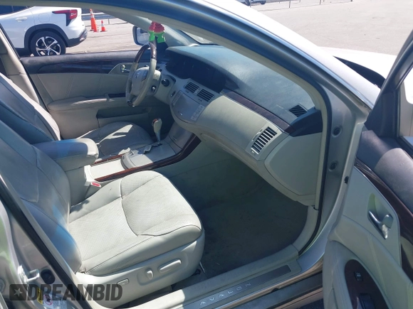 2008 Toyota Avalon XL z VIN 4T1BK36B28U255522, wystawiony jako IAAI lot #42143848 z przebiegiem 240 777 mil mil oraz . Historia ofert i sprzedaży dostępna na DreamBid. Obrazek 5.