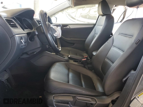 2015 Volkswagen Jetta SE z VIN 3VWD17AJ0FM293139, wystawiony jako Copart lot #61503405 z przebiegiem 100 045 mil mil oraz Czysty tytuł • Clean title. Historia ofert i sprzedaży dostępna na DreamBid. Obrazek 7.