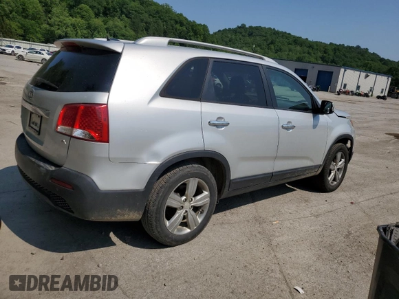 2013 Kia Sorento EX с VIN 5XYKU4A62DG373984, выставлен на аукционе Copart как лот 60425795 с пробегом 180 007 миль миль и Списание • Salvage title. История ставок и продаж доступна на DreamBid. Изображение 3.