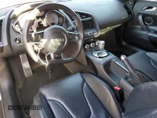2014 Audi R8 V8 z VIN WUADUAFG5EN000704, wystawiony jako Copart lot #73885864 z przebiegiem Nie podano mil oraz Szkoda całkowita • Salvage title. Historia ofert i sprzedaży dostępna na DreamBid. Obrazek 8.
