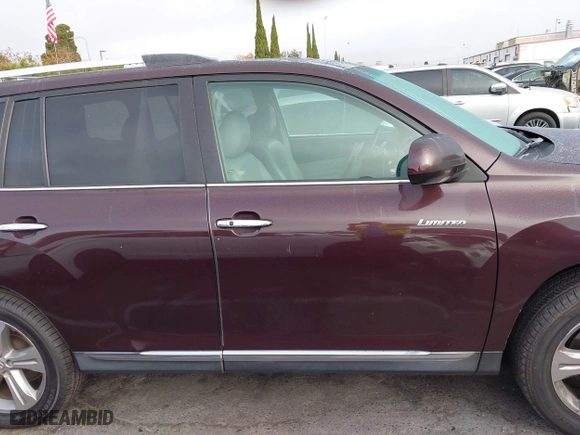 2011 Toyota Highlander Limited with VIN 5TDYK3EH2BS024104, listed as a IAAI auction lot 40974692 with 438,182 mi miles. Bid and sale history available at carsss.com. Image 13.