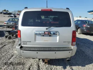 2010 Dodge Nitro SXT z VIN 1D4PT5GKXAW108802, wystawiony jako Copart lot #80215434 z przebiegiem 225 908 mil mil oraz Szkody całkowita. Historia ofert i sprzedaży dostępna na DreamBid. Obrazek 6.