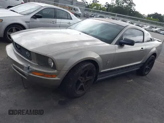 2008 Ford Mustang Deluxe z VIN 1ZVHT80N585103088, wystawiony jako IAAI lot #42473802 z przebiegiem 108 155 mil mil oraz . Historia ofert i sprzedaży dostępna na DreamBid. Obrazek 2.