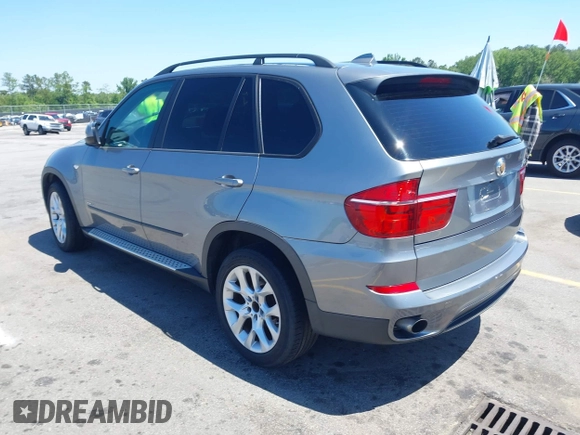 2011 BMW X5 35i z VIN 5UXZV4C57BL410981, wystawiony jako IAAI lot #42126240 z przebiegiem 160 473 mil mil oraz . Historia ofert i sprzedaży dostępna na DreamBid. Obrazek 3.