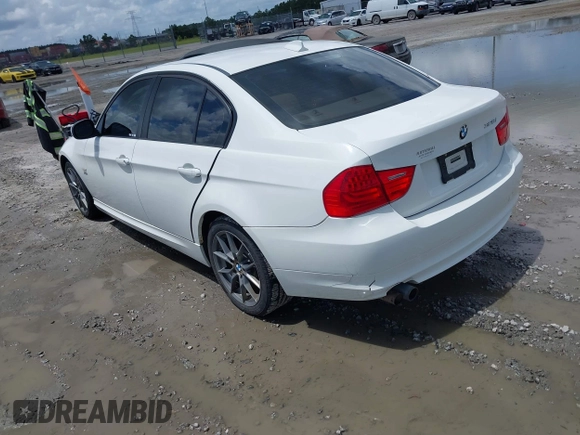 2011 BMW 3 Series 328i xDrive z VIN WBAPK5G57BNN81345, wystawiony jako IAAI lot #42756670 z przebiegiem 170 976 mil mil oraz . Historia ofert i sprzedaży dostępna na DreamBid. Obrazek 3.