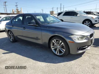 2013 BMW 3 Series 335i z VIN WBA3A9C5XDF477203, wystawiony jako Copart lot #61187955 z przebiegiem 122 646 mil mil oraz Czysty tytuł • Clean title. Historia ofert i sprzedaży dostępna na DreamBid. Obrazek 4.