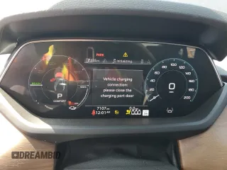 2023 Audi e-tron GT Prestige z VIN WAUDJBFWXP7003055, wystawiony jako Copart lot #71028874 z przebiegiem 7107 mil mil oraz Szkody całkowita. Historia ofert i sprzedaży dostępna na DreamBid. Obrazek 9.