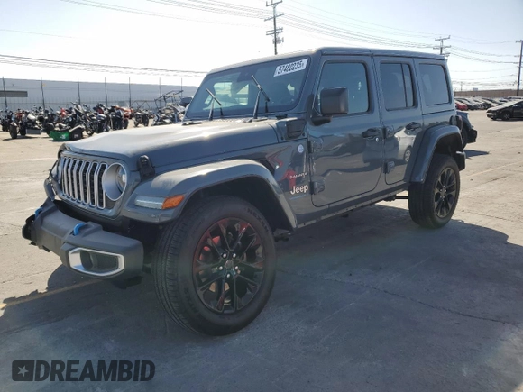 2024 Jeep Wrangler Sahara z VIN 1C4RJXP62RW228549, wystawiony jako Copart lot #57480235 z przebiegiem 6 036 mil mil oraz Szkoda całkowita • Salvage title. Historia ofert i sprzedaży dostępna na DreamBid. Obrazek 1.