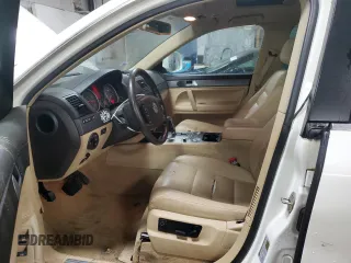 2008 Volkswagen Touareg V6 с VIN WVGBE77L18D001404, выставлен на аукционе Copart как лот 51045355 с пробегом 120 082 миль миль и Списание • Salvage title. История ставок и продаж доступна на DreamBid. Изображение 7.