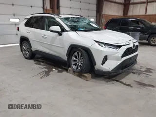 2022 Toyota RAV4 XLE Premium z VIN 2T3A1RFVXNW316906, wystawiony jako IAAI lot #42445942 z przebiegiem 16 621 mil mil oraz . Historia ofert i sprzedaży dostępna na DreamBid. Obrazek 1.