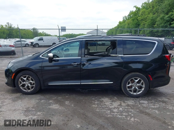 2017 Chrysler Pacifica Limited z VIN 2C4RC1GG3HR566162, wystawiony jako IAAI lot #42375696 z przebiegiem 103 051 mil mil oraz . Historia ofert i sprzedaży dostępna na DreamBid. Obrazek 14.