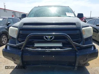 2015 Toyota Tundra SR5 z VIN 5TFEM5F13FX091191, wystawiony jako IAAI lot #41887843 z przebiegiem 91 588 mil mil oraz . Historia ofert i sprzedaży dostępna na DreamBid. Obrazek 12.
