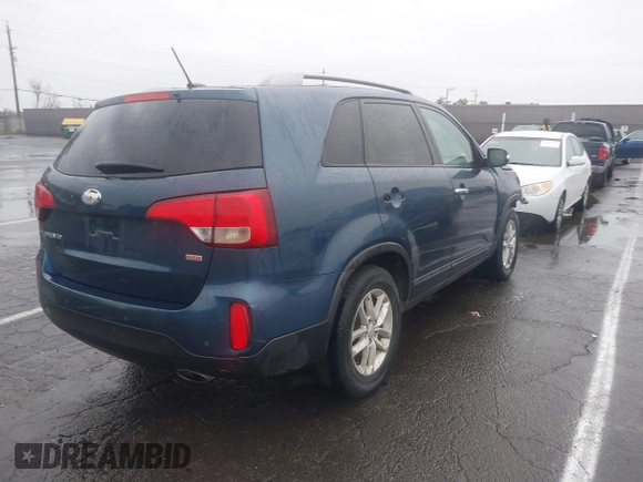 2015 Kia Sorento LX with VIN 5XYKT4A63FG590482, listed as a IAAI auction lot 41477333 with 207,079 mi miles. Bid and sale history available at carsss.com. Image 4.