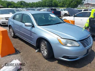 2012 Chrysler 200 Touring z VIN 1C3CCBBG2CN295222, wystawiony jako IAAI lot #42409072 z przebiegiem 173 864 mil mil oraz . Historia ofert i sprzedaży dostępna na DreamBid. Obrazek 1.