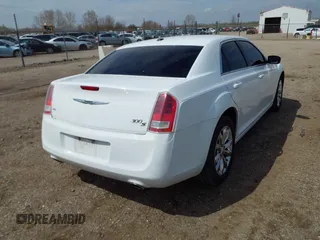 2013 Chrysler 300 S Glacier z VIN 2C3CCAGG1DH739509, wystawiony jako IAAI lot #42016876 z przebiegiem 227 015 mil mil oraz . Historia ofert i sprzedaży dostępna na DreamBid. Obrazek 4.