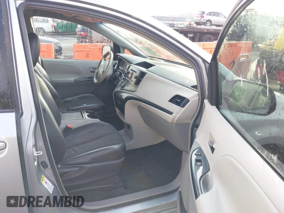 2011 Toyota Sienna SE with VIN 5TDXK3DC4BS070311, listed as a IAAI auction lot 41379741 with 138,589 mi miles. Bid and sale history available at carsss.com. Image 5.