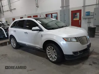 2013 Lincoln MKX z VIN 2LMDJ8JKXDBL29516, wystawiony jako IAAI lot #42108308 z przebiegiem 102 900 mil mil oraz . Historia ofert i sprzedaży dostępna na DreamBid. Obrazek 1.