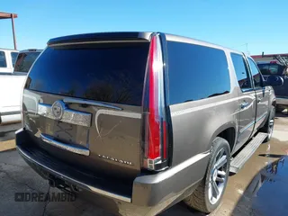 2011 Cadillac Escalade ESV Platinum Edition z VIN 1GYS4KEFXBR253776, wystawiony jako IAAI lot #41292093 z przebiegiem 290 220 mil mil oraz . Historia ofert i sprzedaży dostępna na DreamBid. Obrazek 4.