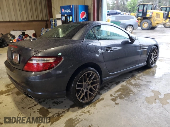 2015 Mercedes-Benz SLK 250 z VIN WDDPK4HA9FF104558, wystawiony jako Copart lot #52104545 z przebiegiem 77 054 mil mil oraz Szkoda całkowita • Salvage title. Historia ofert i sprzedaży dostępna na DreamBid. Obrazek 3.