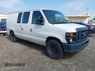 2008 Ford Econoline Cargo Commercial z VIN 1FTNE14W28DB60915, wystawiony jako IAAI lot #42262551 z przebiegiem 411 090 mil mil oraz . Historia ofert i sprzedaży dostępna na DreamBid. Obrazek 1.