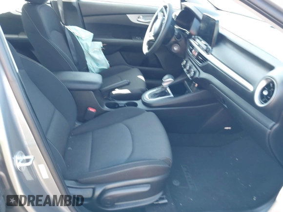2023 Kia Forte LXS z VIN 3KPF24AD1PE621214, wystawiony jako IAAI lot #41970298 z przebiegiem 35 996 mil mil oraz . Historia ofert i sprzedaży dostępna na DreamBid. Obrazek 5.
