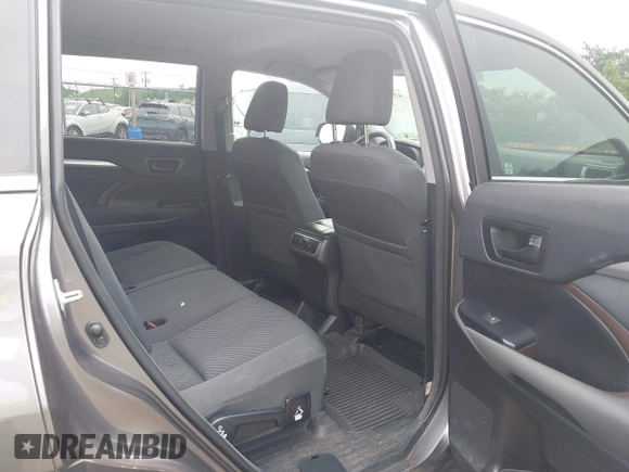 2018 Toyota Highlander LE z VIN 5TDBZRFH1JS896873, wystawiony jako IAAI lot #42501993 z przebiegiem 63 877 mil mil oraz . Historia ofert i sprzedaży dostępna na DreamBid. Obrazek 8.