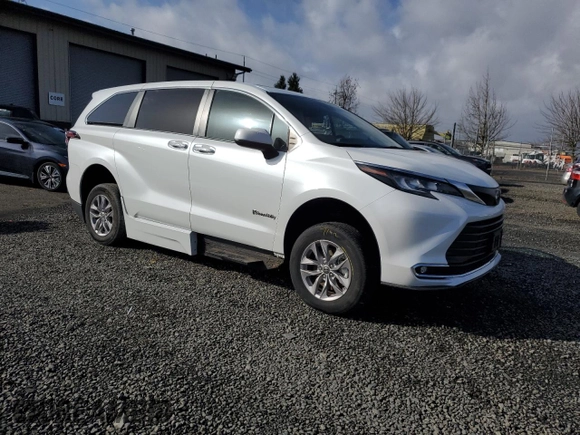 2022 Toyota Sienna XLE with VIN 5TDYRKEC1NS100250, listed as a Copart auction lot 45936435 with 5,567 mi miles and Salvage Title. Bid and sale history available at carsss.com. Image 4.