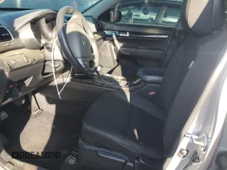 2014 Kia Sorento LX z VIN 5XYKT3A68EG508612, wystawiony jako Copart lot #52142815 z przebiegiem 168 341 mil mil oraz Szkoda całkowita • Salvage title. Historia ofert i sprzedaży dostępna na DreamBid. Obrazek 7.