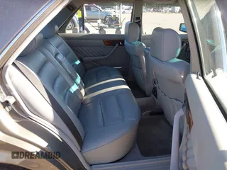 1989 Mercedes-Benz 300 300SE z VIN WDBCA24DXKA437857, wystawiony jako IAAI lot #42343496 z przebiegiem 152 134 mil mil oraz . Historia ofert i sprzedaży dostępna na DreamBid. Obrazek 8.