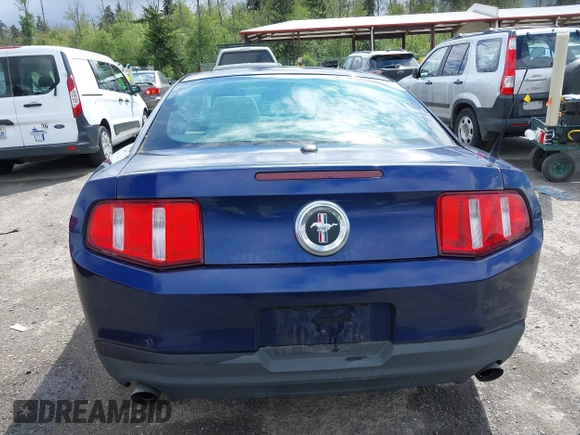 2012 Ford Mustang Premium z VIN 1ZVBP8AM6C5286607, wystawiony jako IAAI lot #42305725 z przebiegiem 137 065 mil mil oraz . Historia ofert i sprzedaży dostępna na DreamBid. Obrazek 17.